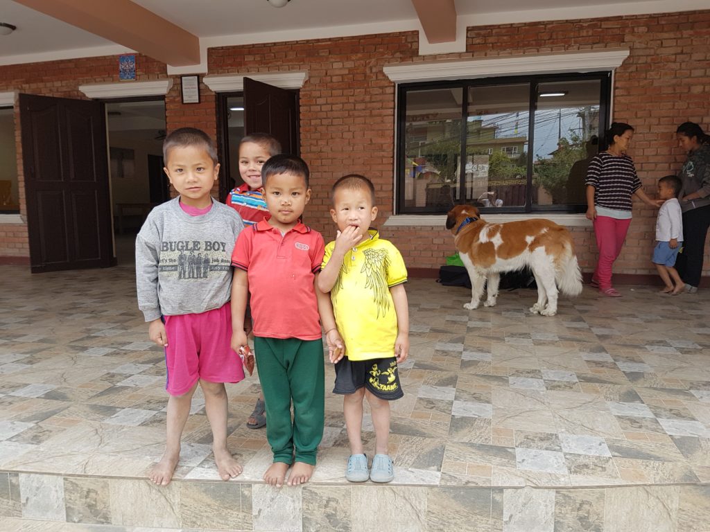 Groupe de quatre enfants au centre de Sagarmatha