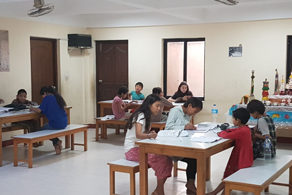 Scène de vie au centre Sagarmatha, enfants à l'heure des révisions scolaires