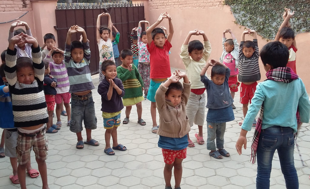 Scène de vie au centre Sagarmatha, enfants à l'heure de la gymnastique
