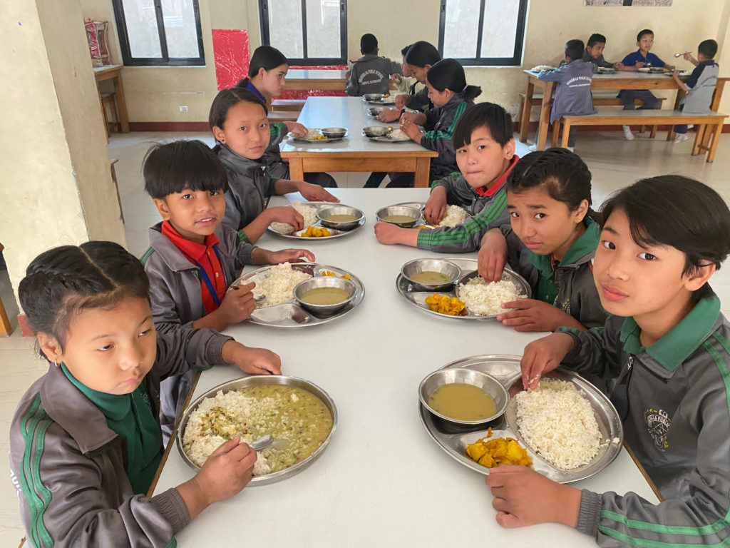 Scène de vie au centre Sagarmatha, enfants à l'heure du repas