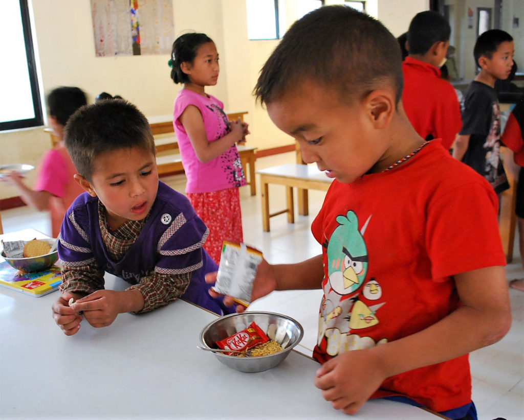 Scène de vie au centre Sagarmatha, enfants après l'école