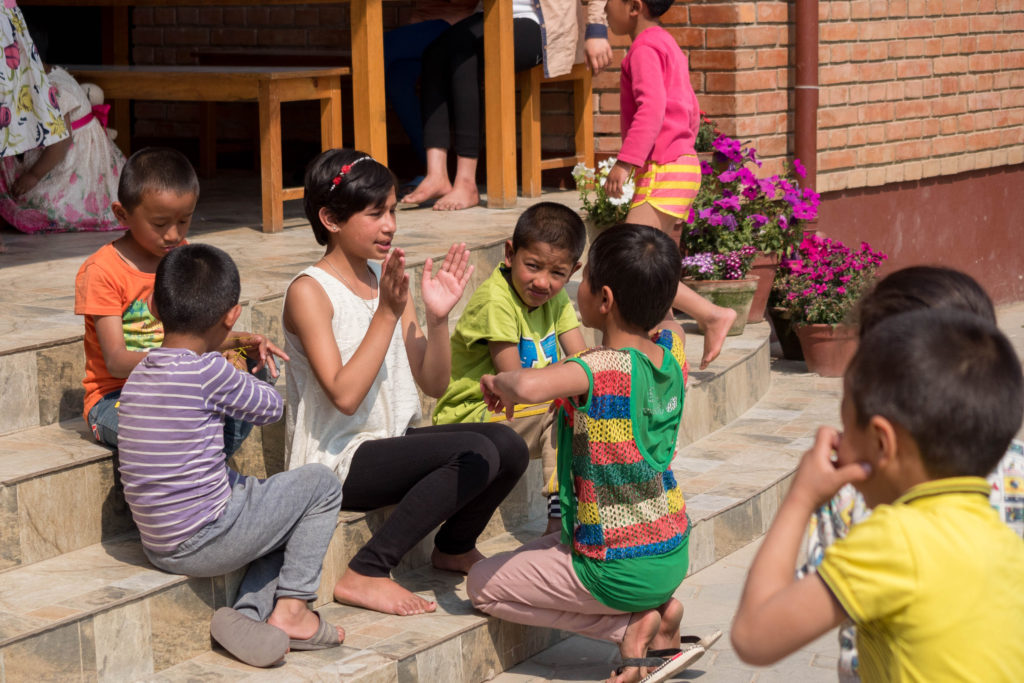 Scène de vie au centre Sagarmatha, enfants jouant dans la cour