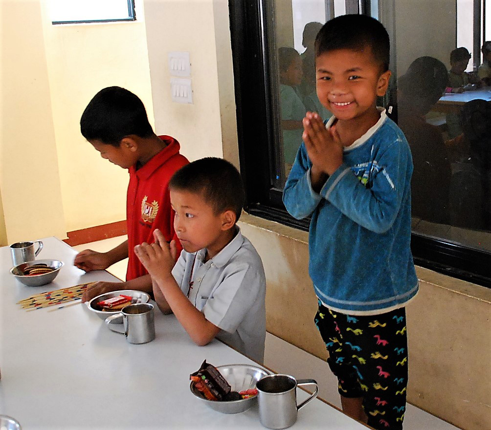 Scène de vie au centre Sagarmatha, enfants à l'heure du repas