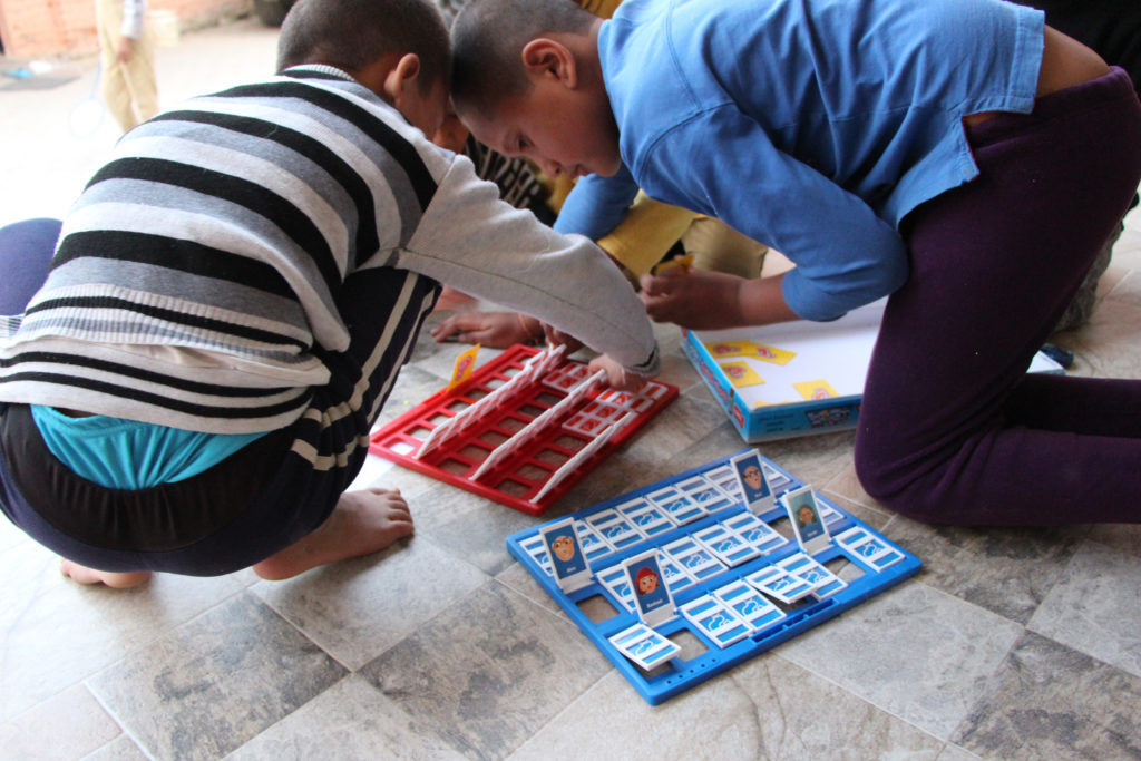 Scène de vie au centre Sagarmatha, jeux d'enfants dans la cour