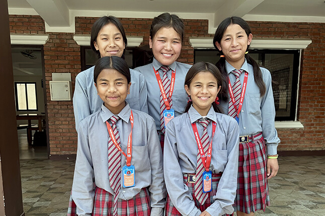 Filles en uniformes scolaires